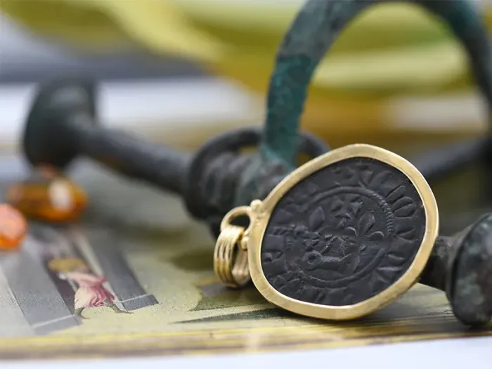 Colgante de Oro con Moneda Medieval