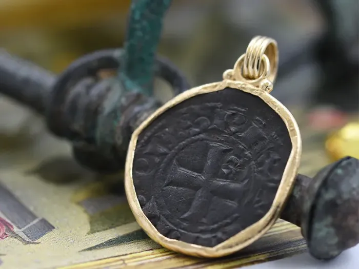 Colgante de Ouro con Moeda Medieval