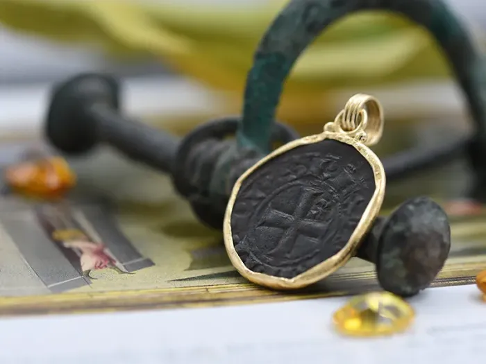 Colgante de Oro con Moneda Medieval