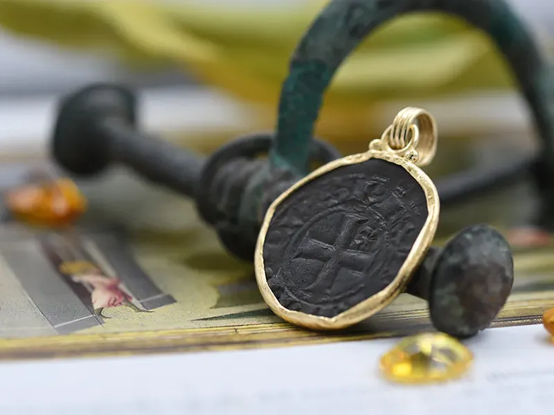 Colgante de Oro con Moneda Medieval Colgante de Oro con Moneda Medieval