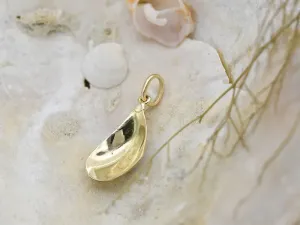 Gold Pendant with Mussel