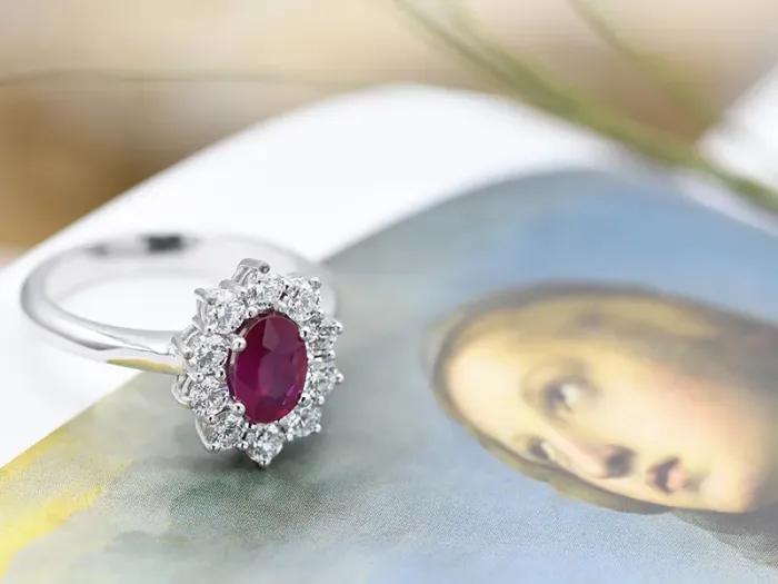Anillo de Oro Blanco con Rubí y Diamantes