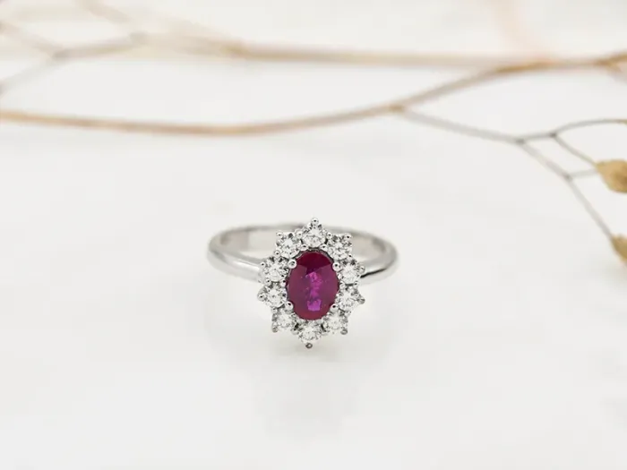 Anillo de Oro Blanco con Rubí y Diamantes