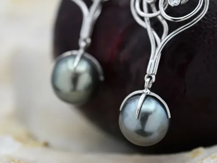 White Gold Earrings with Diamonds and Tahitian Pearl