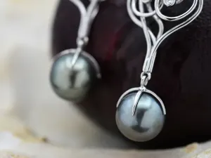 White Gold Earrings with Diamonds and Tahitian Pearl