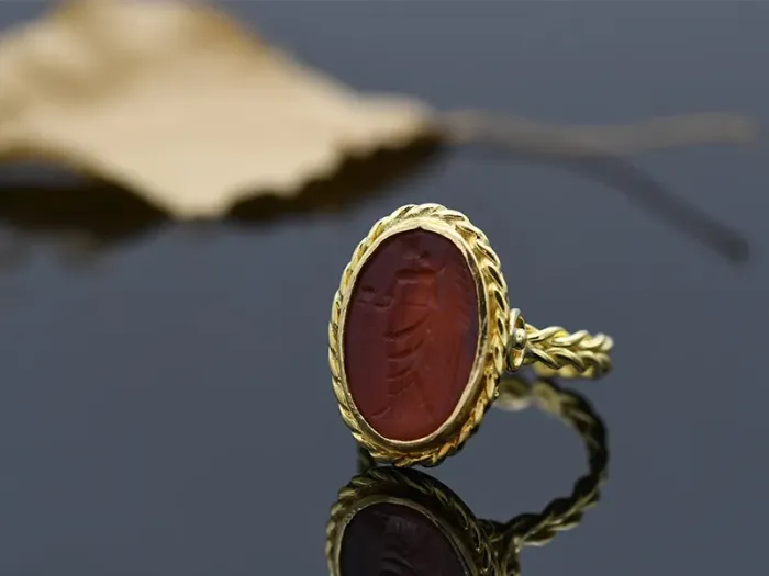 Anel de Ouro con selo de Cornalina
