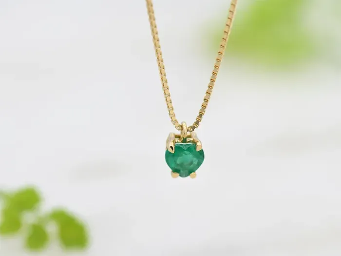 Colgante con Esmeralda Talla Corazón
