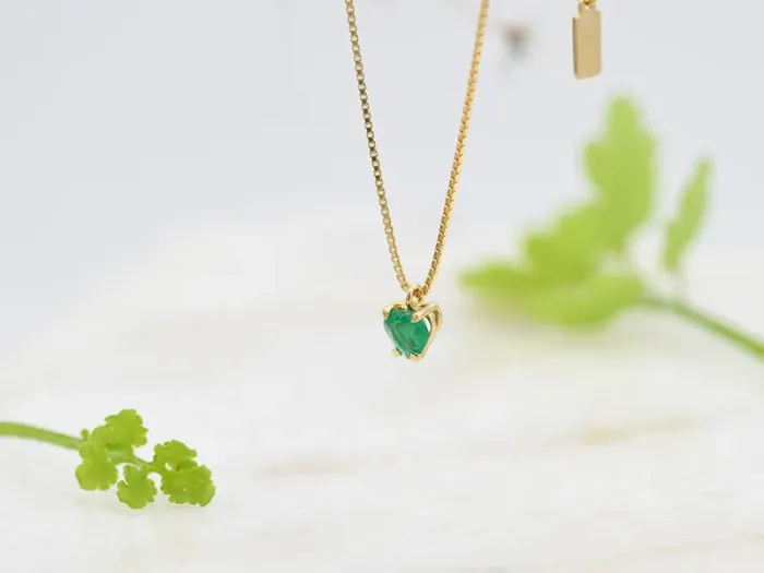 Colgante con Esmeralda Talla Corazón