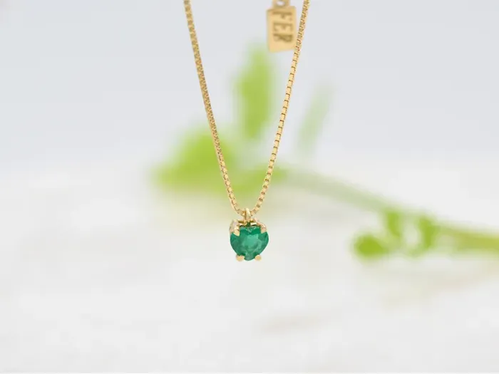 Colgante con Esmeralda Talla Corazón