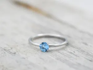 Anillo de Oro Blanco con Topacio Swiss