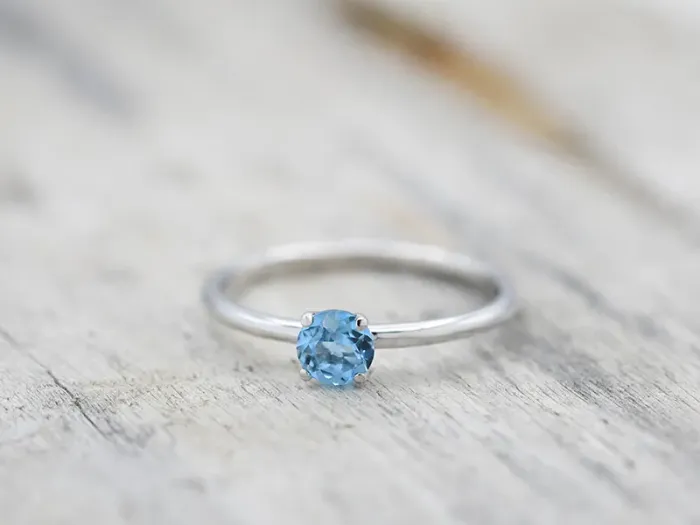 Anillo de Oro Blanco con Topacio Swiss