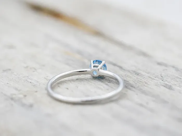 Anillo de Oro Blanco con Topacio Swiss