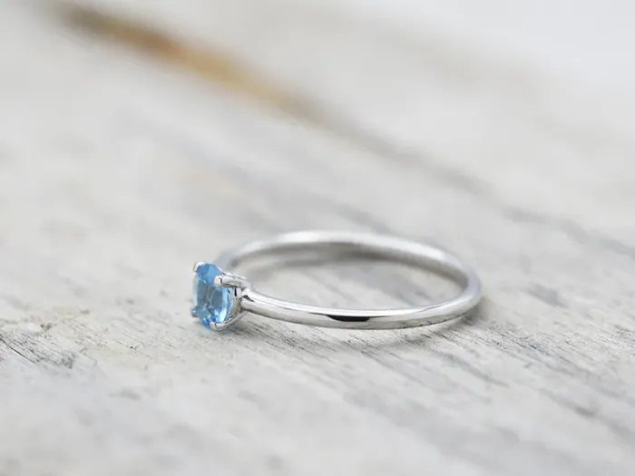 18k White Gold Ring with Swiss Topaz