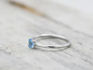 Anillo de Oro Blanco con Topacio Swiss