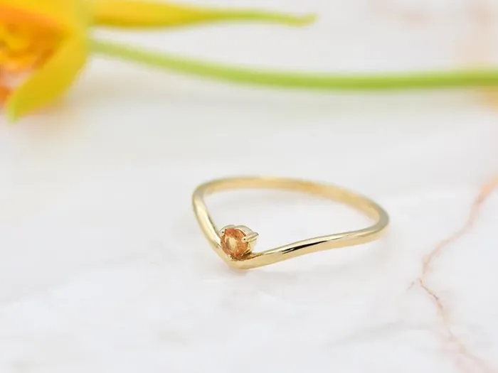 Wave Ring in Gold with Emerald