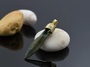 Colgante con Punta de Flecha Griega