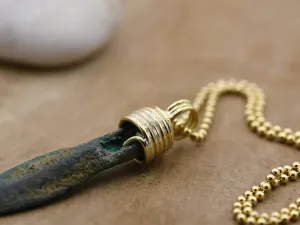 Colgante con Punta de Flecha Griega