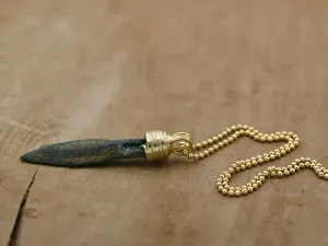 Colgante con Punta de Flecha Griega