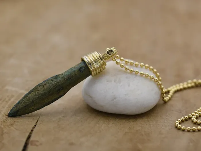 Colgante con Punta de Flecha Griega