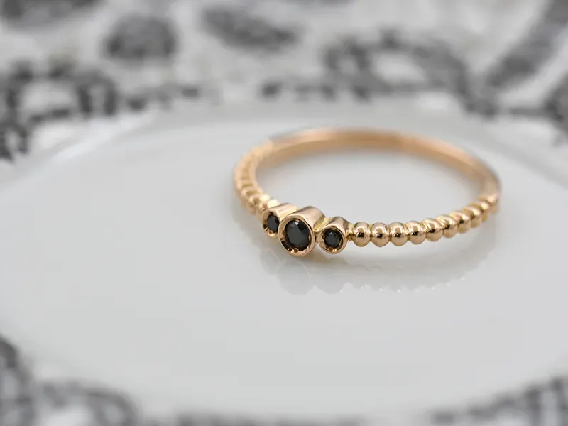 Anillo de Oro Rosa con Diamantes Negros Anillo de Oro Rosa con Diamantes Negros