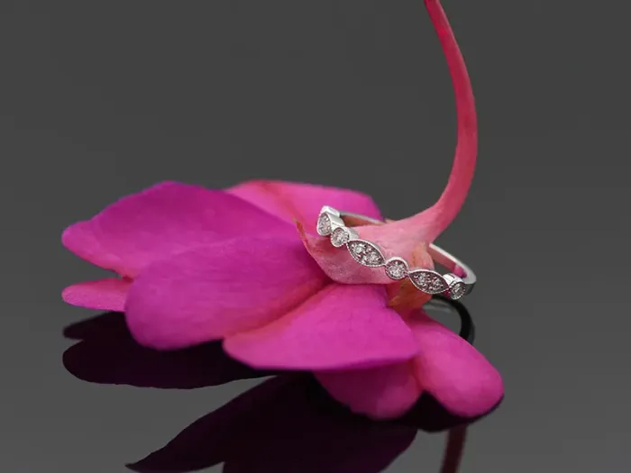 Anel Victoriano de Ouro Branco con Diamantes