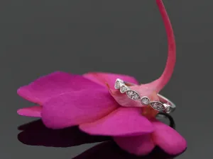 Anel Victoriano de Ouro Branco con Diamantes