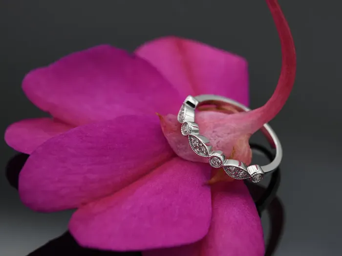 Anel Victoriano de Ouro Branco con Diamantes