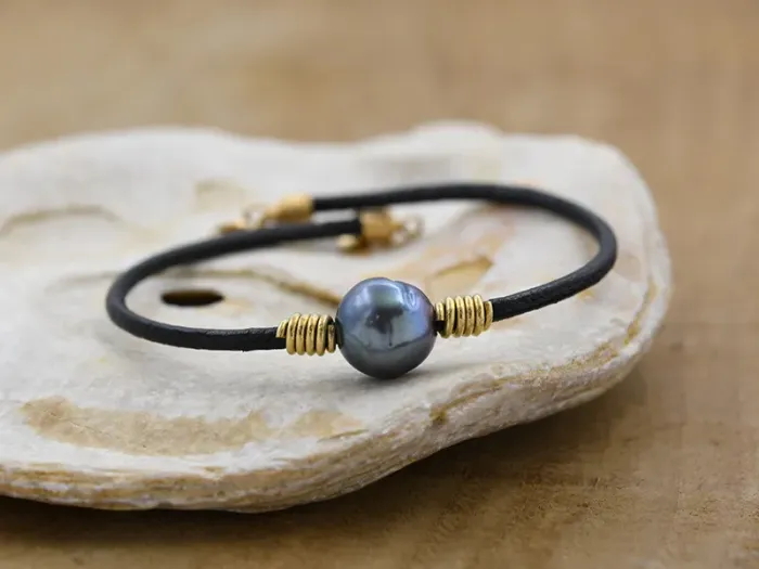 Leather and Gold Bracelet with Pearl
