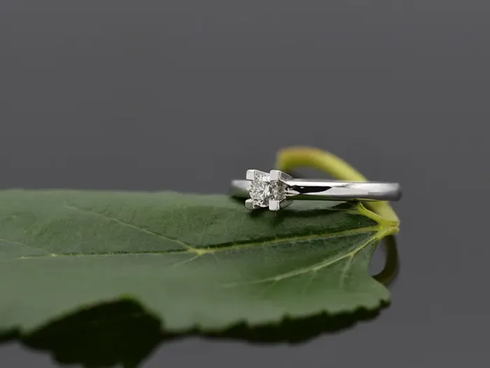 Anillo Solitario de Oro Blanco con Diamante de 0,20 qt