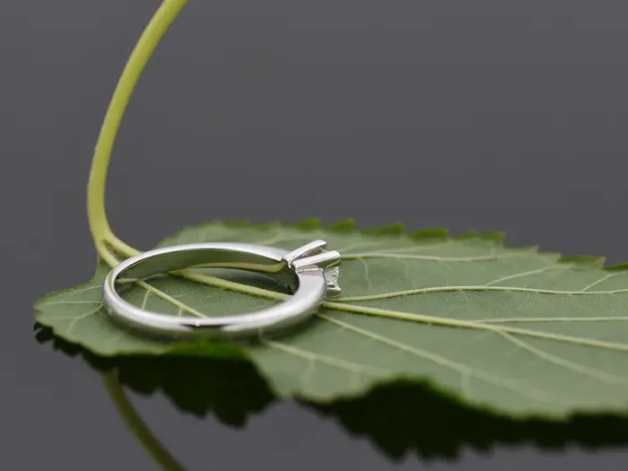 Anillo Solitario de Oro Blanco con Diamante de 0,20 qt