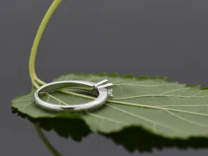 Anillo Solitario de Oro Blanco con Diamante de 0,20 qt