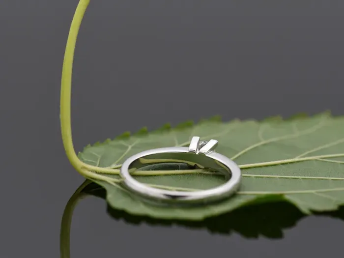 Anillo Solitario de Oro Blanco con Diamante de 0,20 qt