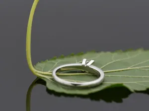 Anillo Solitario de Oro Blanco con Diamante de 0,20 qt