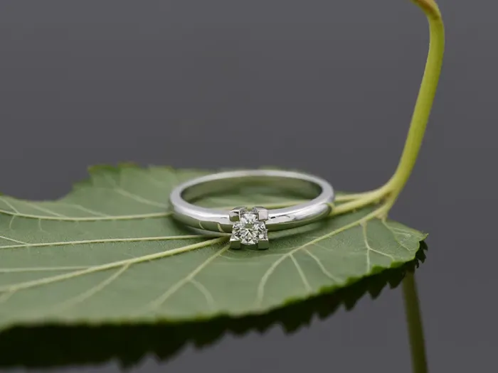 Anillo Solitario de Oro Blanco con Diamante de 0,20 qt