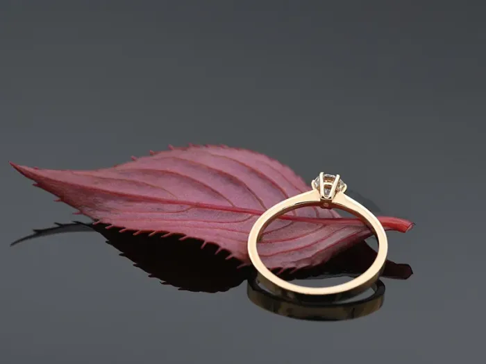Anillo Solitario de Oro Rosa con Brillante 0,30 qt