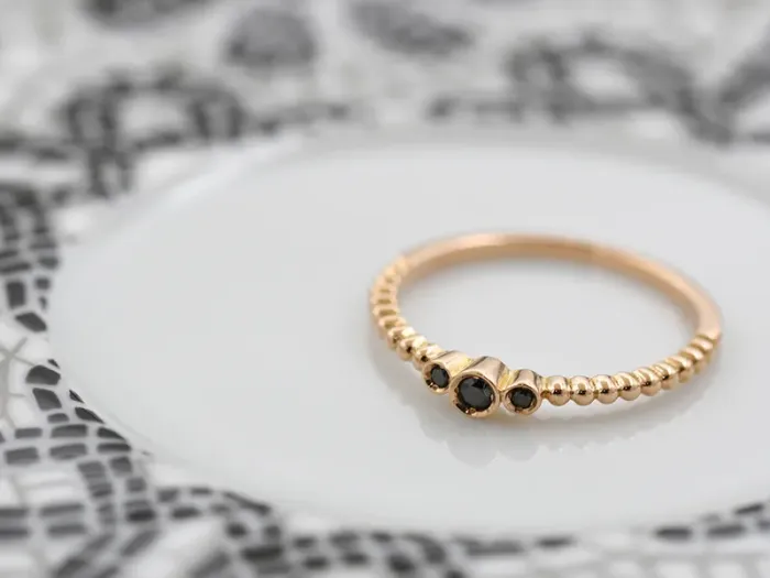Anel de Ouro Rosa con Diamantes Negros