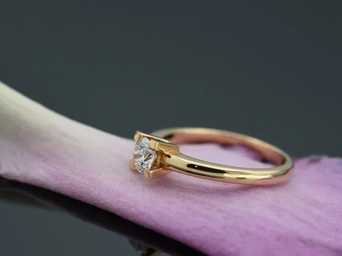 Anel Solitario de Ouro Rosa con Diamante 0,40qt