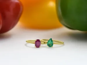 Anillo de Oro Amarillo con Esmeralda 0.58qt