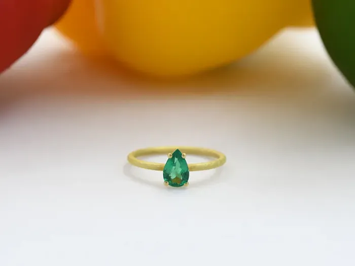 Anillo de Oro Amarillo con Esmeralda 0.58qt