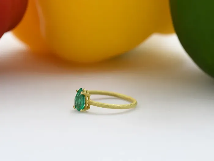 Anillo de Oro Amarillo con Esmeralda 0.58qt