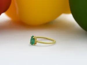 Anillo de Oro Amarillo con Esmeralda 0.58qt