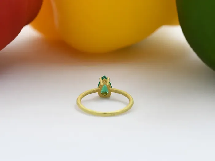 Anillo de Oro Amarillo con Esmeralda 0.58qt