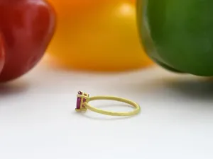 Anillo de Oro Amarillo con Rubí