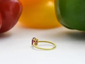 Anillo de Oro Amarillo con Rubí 0.92qt