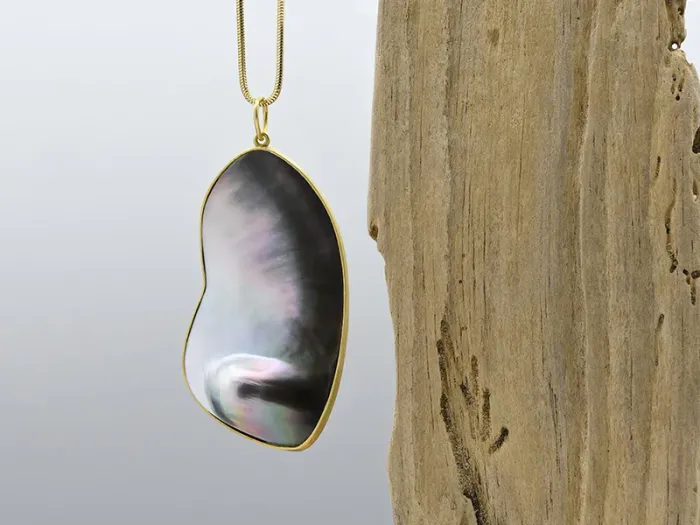 Gold pendant with Tahitian Mother Pearl