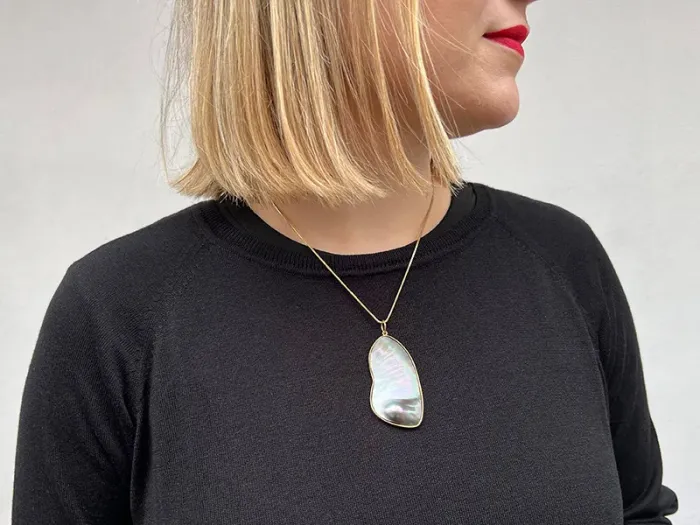 Gold pendant with Tahitian Mother Pearl