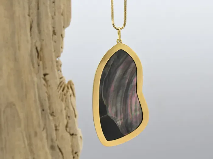 Gold pendant with Tahitian Mother Pearl