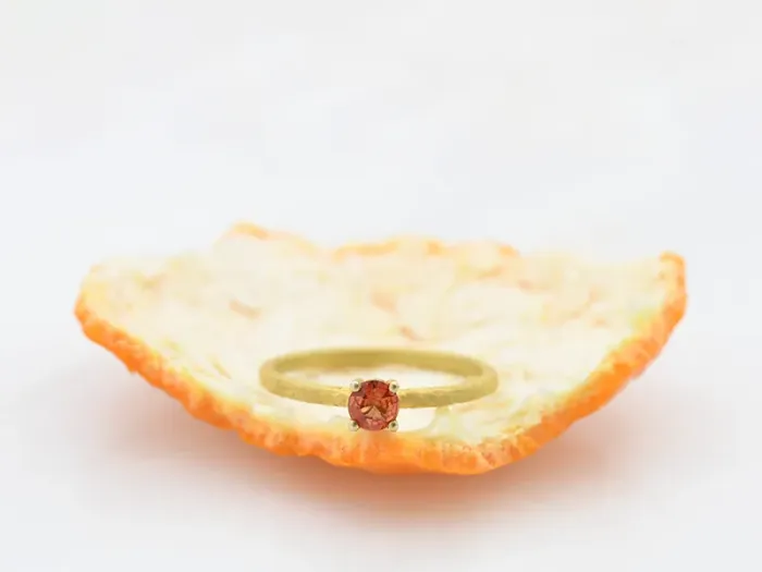 Anillo de Oro Amarillo con Zafiro Naranja