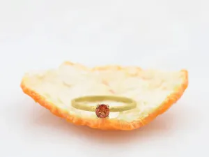Anillo de Oro Amarillo con Zafiro Naranja