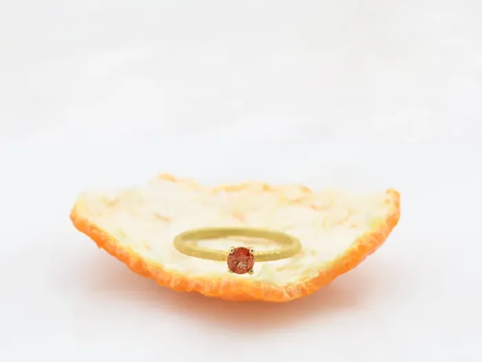 Anillo de Oro Amarillo con Zafiro Naranja